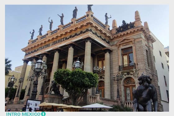 Teatro Juárez and street musicians in Guanajuato