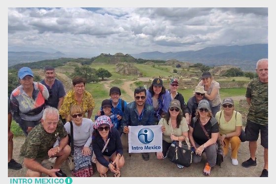 Intro México group at Monte Albán